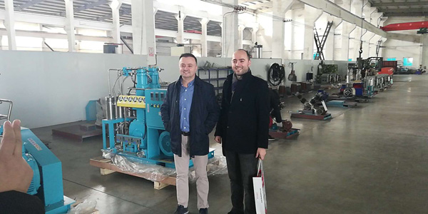 Khách hàng nước ngoài tham quan nhà máy sản xuất máy nén khí không dầu Bailian